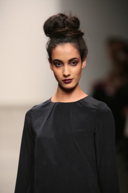 model naveda couture gösteri pist yürür