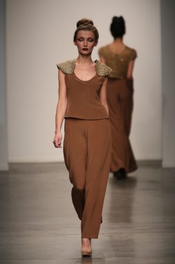 model naveda couture gösteri pist yürür