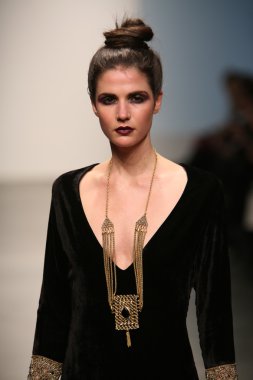 model naveda couture gösteri pist yürür