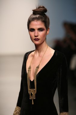 model naveda couture gösteri pist yürür