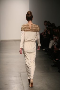 model naveda couture gösteri pist yürür