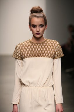 model naveda couture gösteri pist yürür