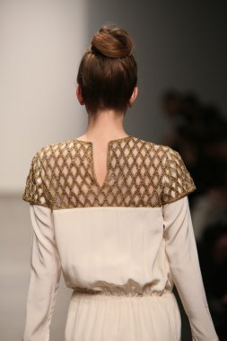 model naveda couture gösteri pist yürür