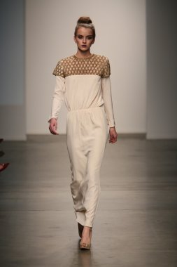 model naveda couture gösteri pist yürür