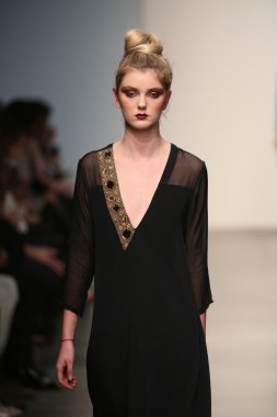 model naveda couture gösteri pist yürür