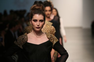 model naveda couture gösteri pist yürür