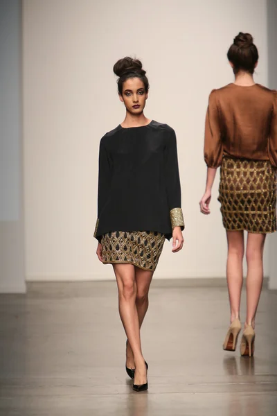 Modell sétál a kifutópálya naveda couture show — Stock Fotó
