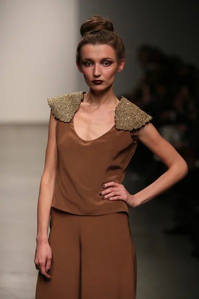 Model walks runway at Naveda Couture show — Stock Photo, Image