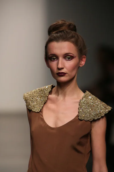 Model läuft Laufsteg bei Naveda-Couture-Show — Stockfoto