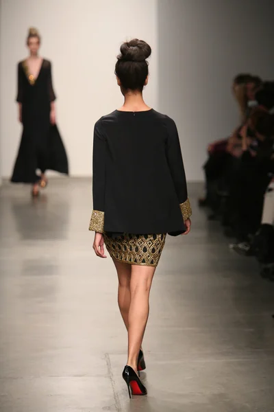 Модель гуляет по подиуму на показе Naveda Couture — стоковое фото
