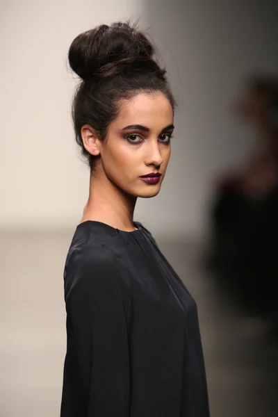 Modelo pasarela pasarela en Naveda Couture show — Foto de Stock