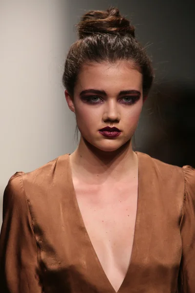 Modelo pasarela pasarela en Naveda Couture show —  Fotos de Stock