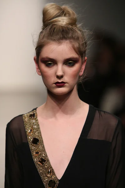 Model walks runway at Naveda Couture show — Stock Photo, Image