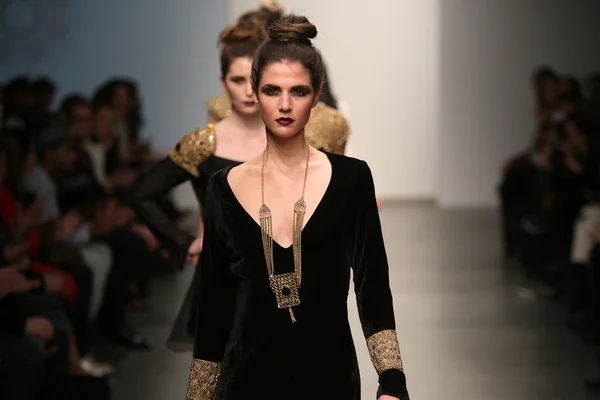 Modell sétál a kifutópálya naveda couture show — Stock Fotó