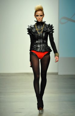 modeli pist leka gösterisi sırasında yürür.