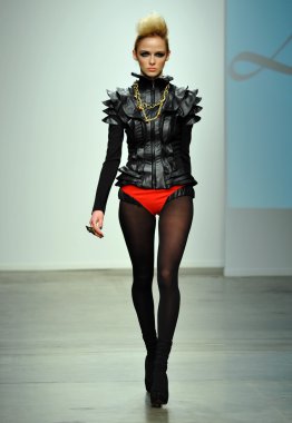 modeli pist leka gösterisi sırasında yürür.