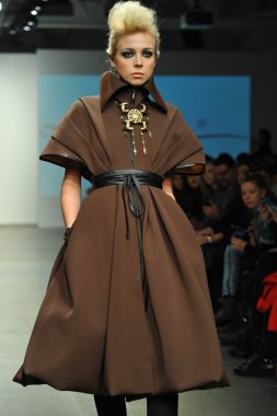 modeli pist leka gösterisi sırasında yürür.