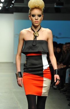 modeli pist leka gösterisi sırasında yürür.