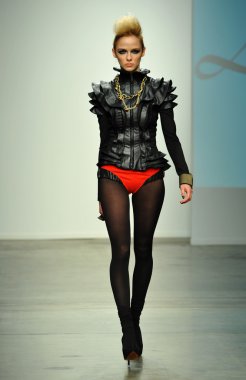 modeli pist leka gösterisi sırasında yürür.