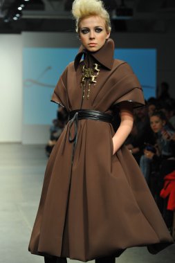 modeli pist leka gösterisi sırasında yürür.