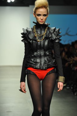 modeli pist leka gösterisi sırasında yürür.