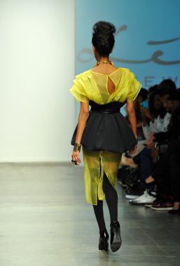 modeli pist leka gösterisi sırasında yürür.