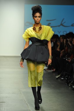 modeli pist leka gösterisi sırasında yürür.