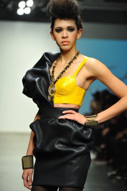 modeli pist leka gösterisi sırasında yürür.