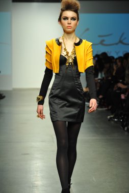 modeli pist leka gösterisi sırasında yürür.