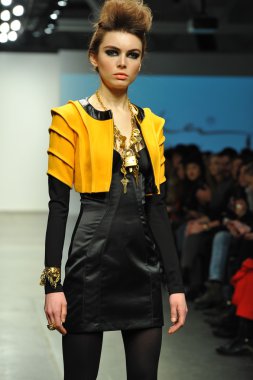 modeli pist leka gösterisi sırasında yürür.