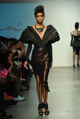 modeli pist leka gösterisi sırasında yürür.