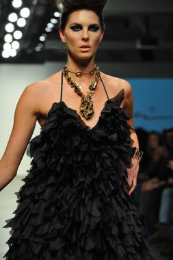 modeli pist leka gösterisi sırasında yürür.