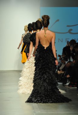 modeli pist leka gösterisi sırasında yürür.