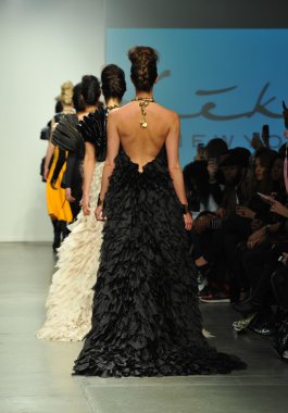 modeli pist leka gösterisi sırasında yürür.