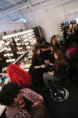 leka sahne arkasında hazırlanıyor modeli göster