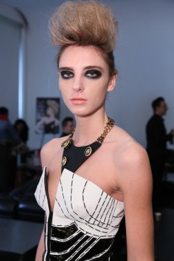 leka sahne arkasında hazırlanıyor modeli göster