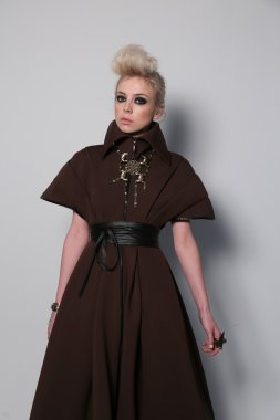 leka sahne arkasında hazırlanıyor modeli göster