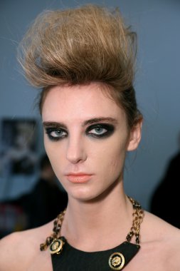 leka sahne arkasında hazırlanıyor modeli göster