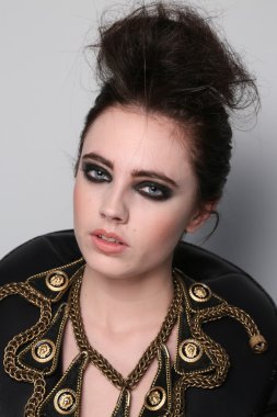 leka sahne arkasında hazırlanıyor modeli göster