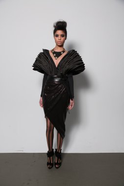 leka sahne arkasında hazırlanıyor modeli göster