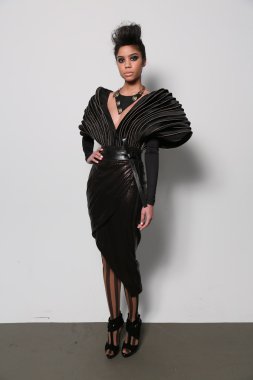 leka sahne arkasında hazırlanıyor modeli göster