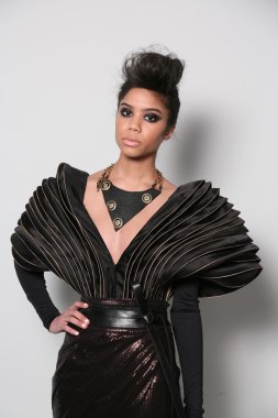 leka sahne arkasında hazırlanıyor modeli göster