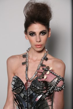 leka sahne arkasında hazırlanıyor modeli göster