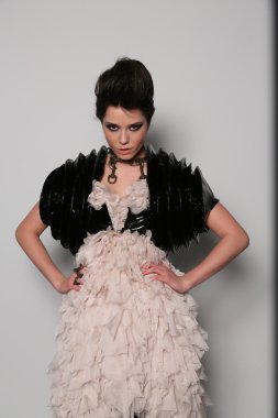 leka sahne arkasında hazırlanıyor modeli göster