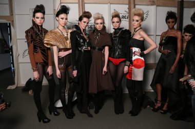 Moda Tasarımcısı leka kuliste modelleri ile