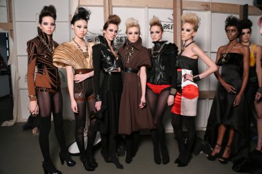 Moda Tasarımcısı leka kuliste modelleri ile