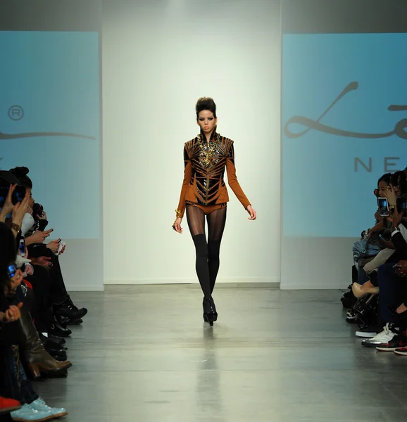 Model walks runway during Leka show — Stock Photo, Image