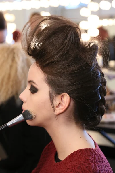 Model getting ready backstage at Leka show — Stock Photo, Image