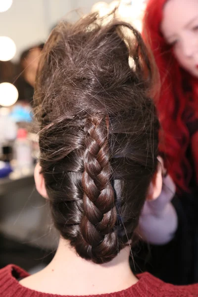 Model getting ready backstage at Leka show — Stock Photo, Image