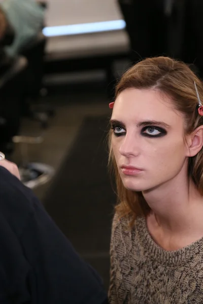 Model getting ready backstage at Leka show — Stock Photo, Image